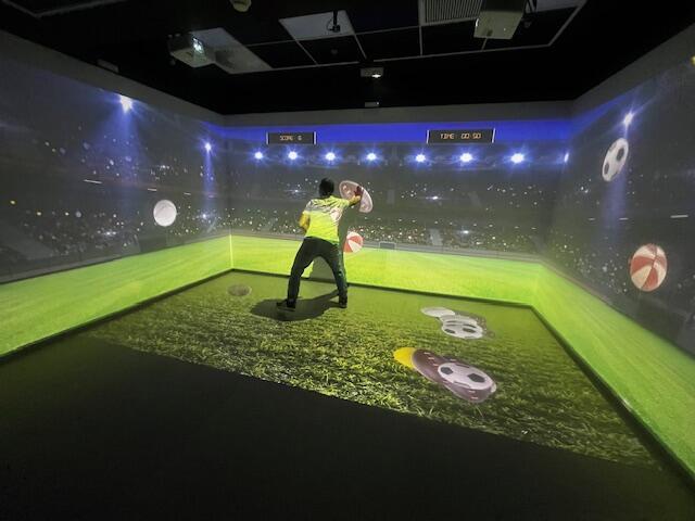 A patient "catches" falling balls by tapping the wall (Photo: Integrated Rehabilitation Hospital, Sheba) Sheba Immersive Rehab Room